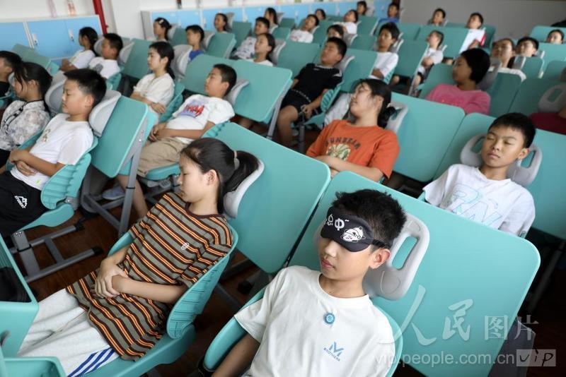 浙江桐庐：学生午休“趴睡”变“躺睡”-人民图片网