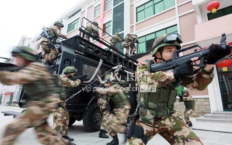 浙江武警春节前进行反恐演练-人民图片网