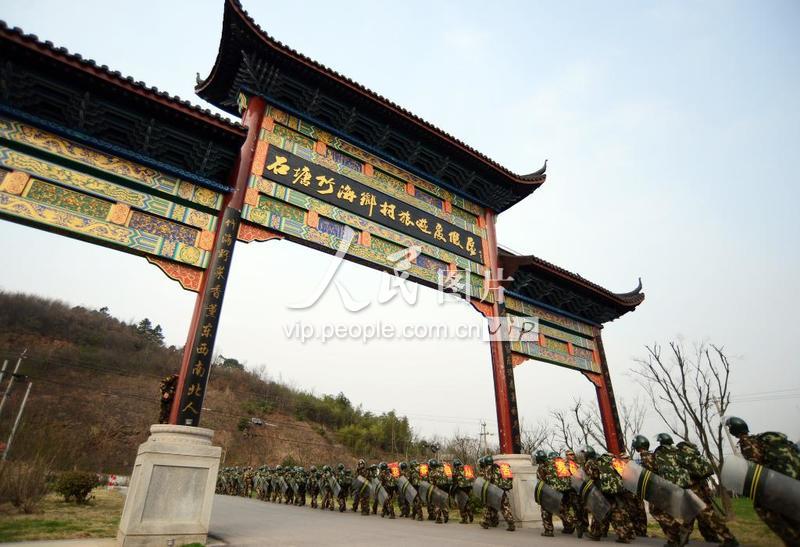 南京:千名武警官兵野外演练急行军-人民图片网
